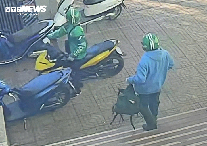 Hai kẻ d&ugrave;ng s&uacute;ng cướp ng&acirc;n h&agrave;ng Vietcombank ở Gia Lai bị truy bắt - Ảnh 3.