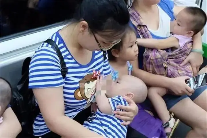 Một khoảnh khắc trên tàu điện ngầm gây bàn tán- Ảnh 2.