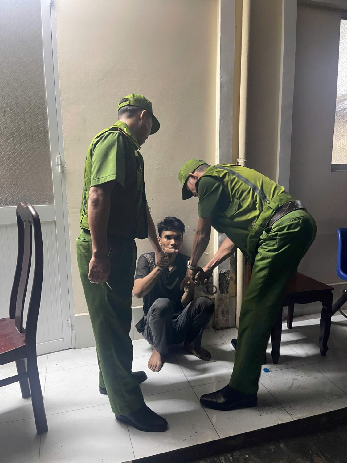 Bắt giữ Nguyễn Văn Nhớ đột nhập trụ sở Công an có biểu hiện “ ngáo đá ” tại Cần Thơ - Ảnh 2.