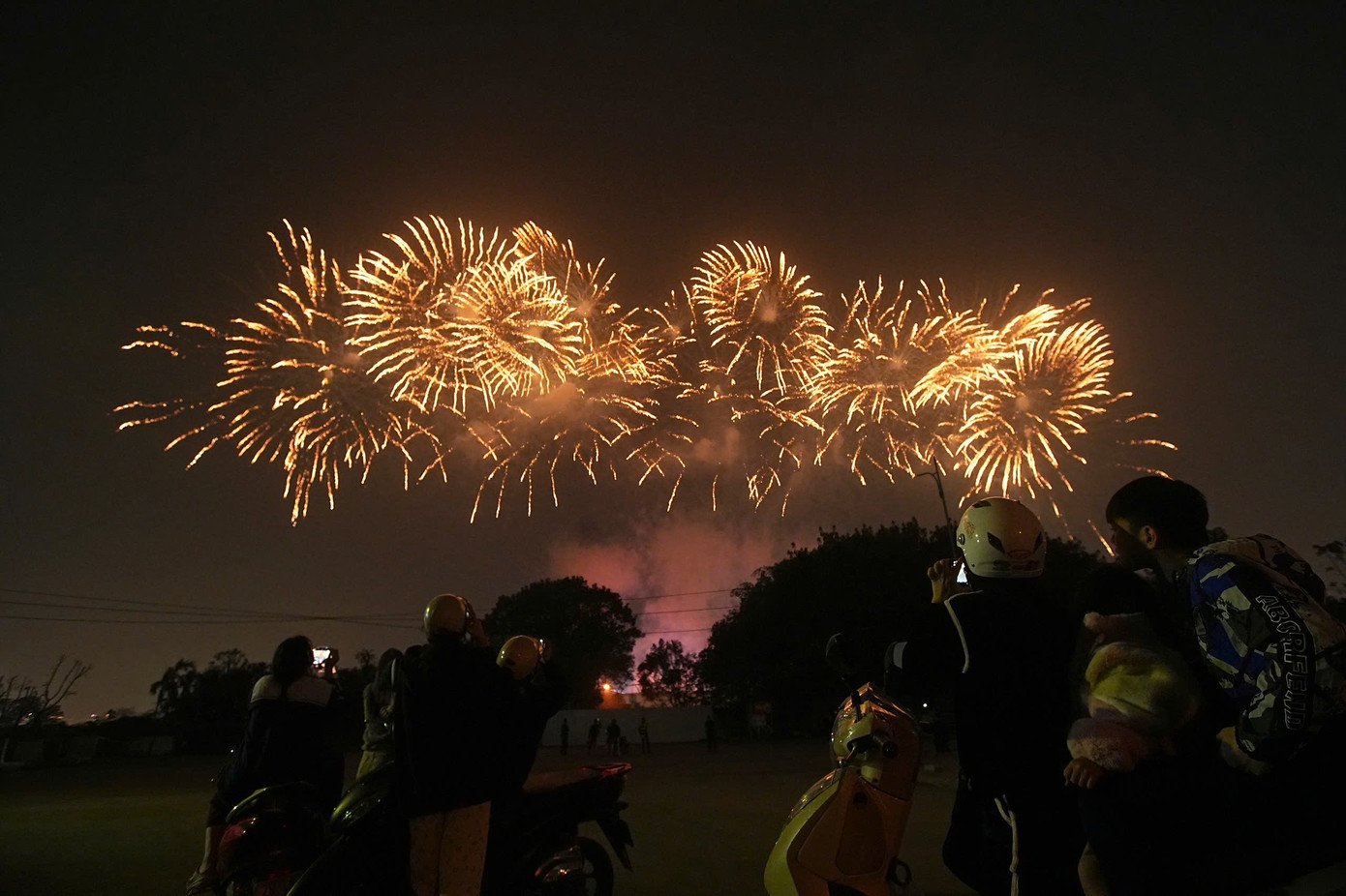 Sơ duyệt m&agrave;n ph&aacute;o hoa nghệ thuật lớn tại H&agrave; Nội ch&agrave;o mừng Đại hội Đảng XIV - Ảnh 1.