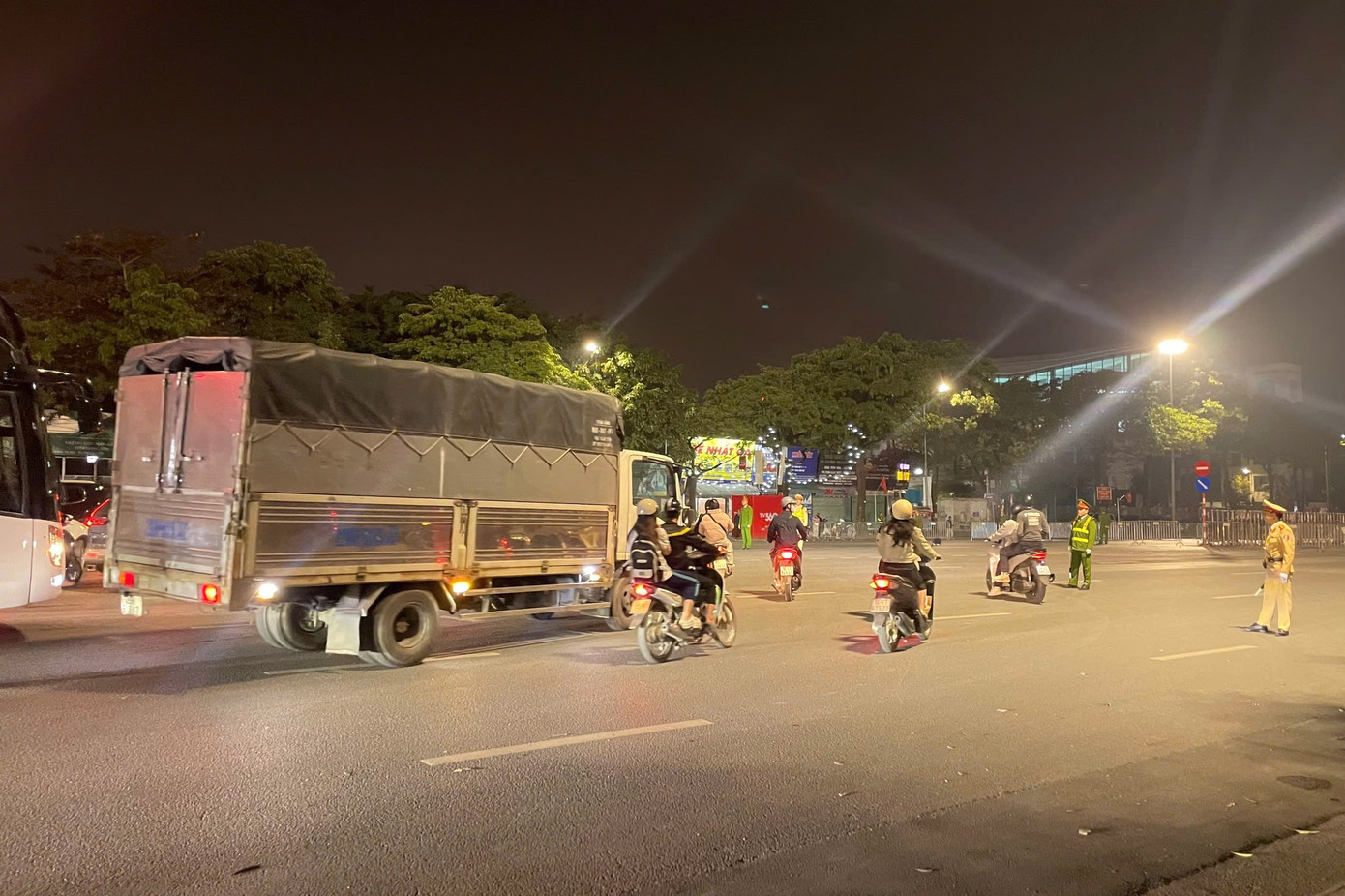 Sơ duyệt m&agrave;n ph&aacute;o hoa nghệ thuật lớn tại H&agrave; Nội ch&agrave;o mừng Đại hội Đảng XIV - Ảnh 5.