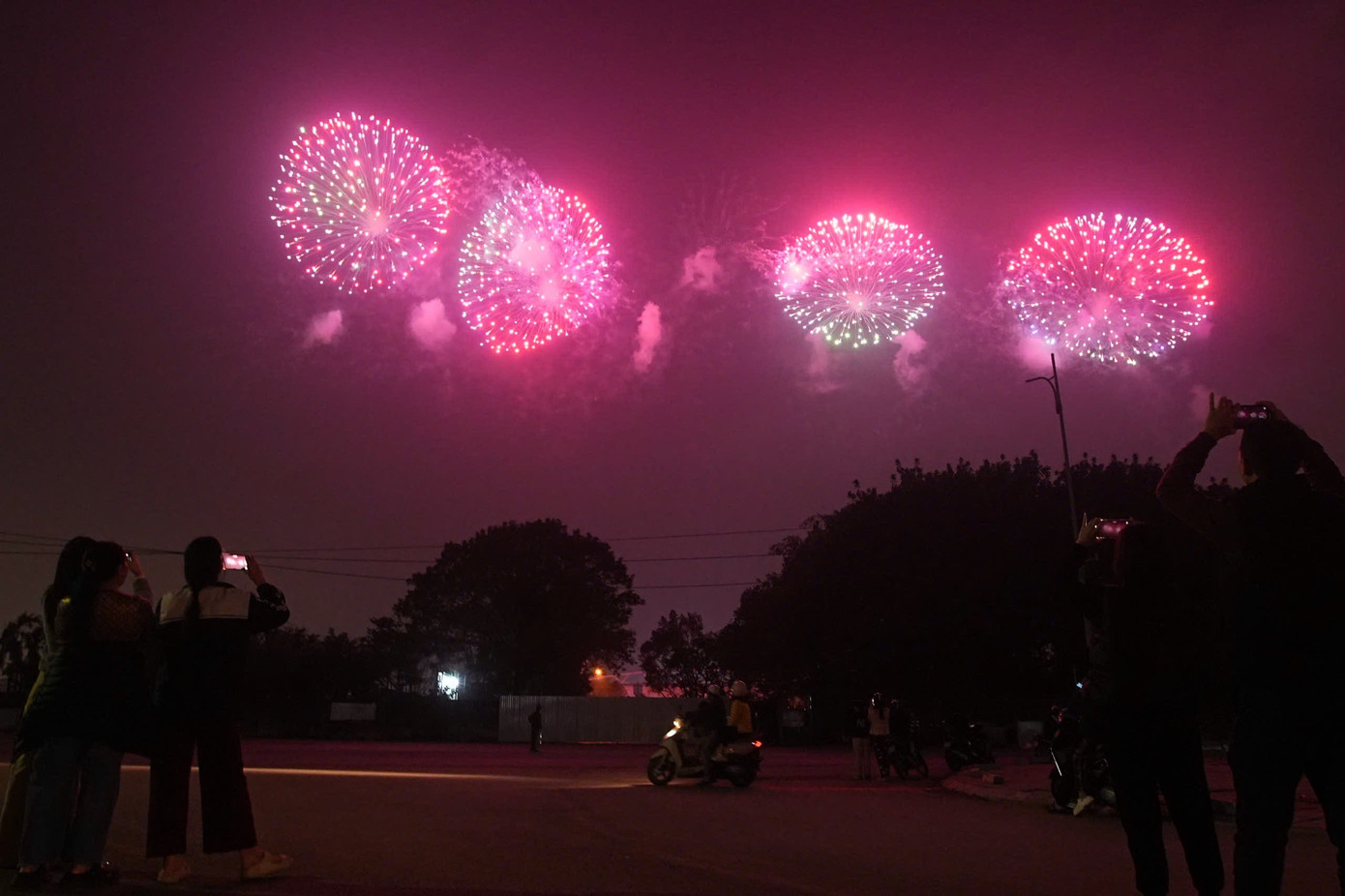 Sơ duyệt m&agrave;n ph&aacute;o hoa nghệ thuật lớn tại H&agrave; Nội ch&agrave;o mừng Đại hội Đảng XIV - Ảnh 4.