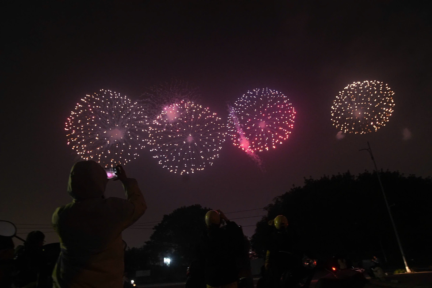 Sơ duyệt m&agrave;n ph&aacute;o hoa nghệ thuật lớn tại H&agrave; Nội ch&agrave;o mừng Đại hội Đảng XIV - Ảnh 7.