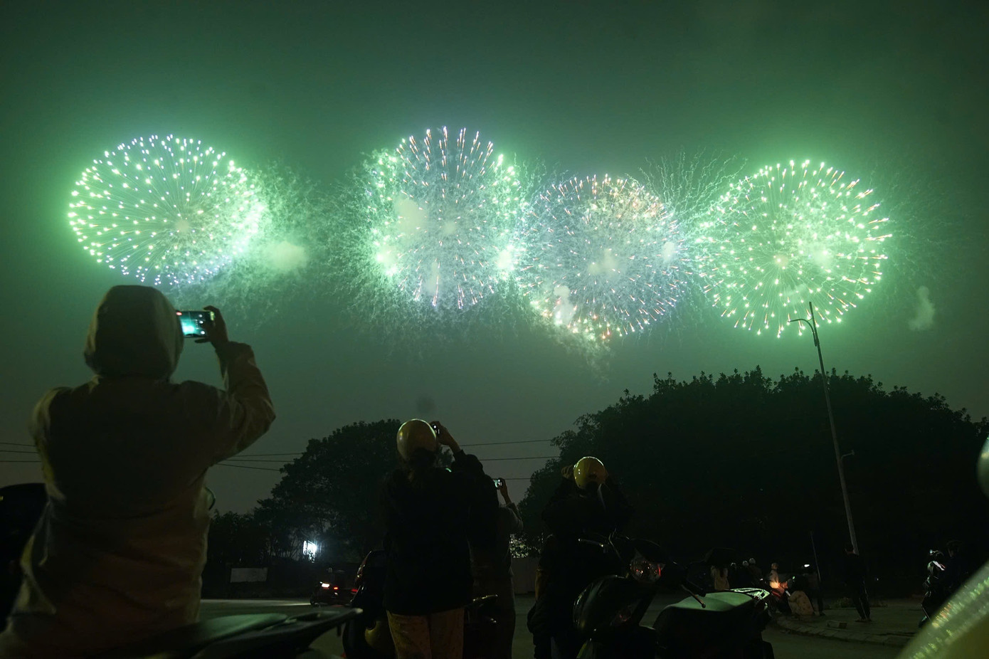 Sơ duyệt m&agrave;n ph&aacute;o hoa nghệ thuật lớn tại H&agrave; Nội ch&agrave;o mừng Đại hội Đảng XIV - Ảnh 8.