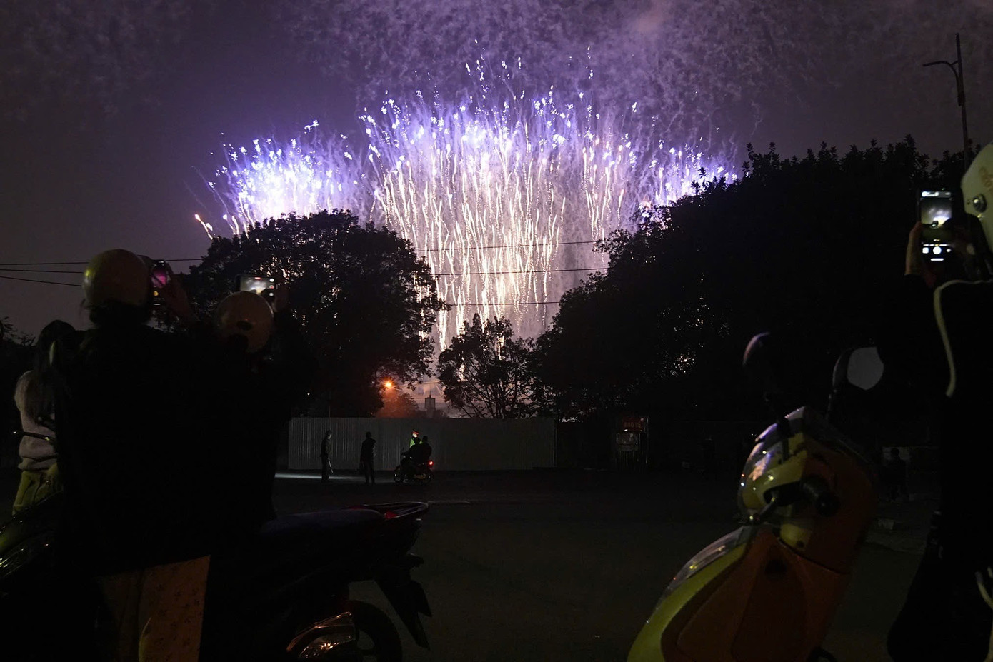 Sơ duyệt m&agrave;n ph&aacute;o hoa nghệ thuật lớn tại H&agrave; Nội ch&agrave;o mừng Đại hội Đảng XIV - Ảnh 2.