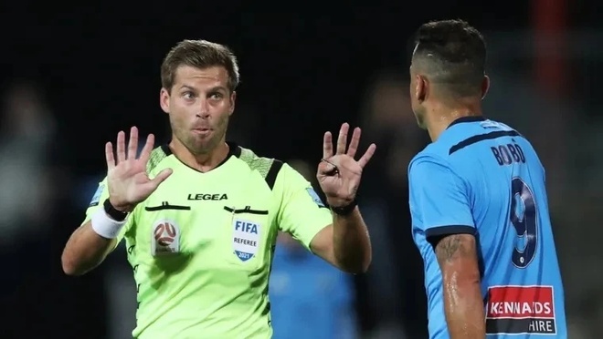 Truyền th&ocirc;ng Trung Quốc mừng v&igrave; trọng t&agrave;i &Uacute;c bắt b&aacute;n kết - Ảnh 1.