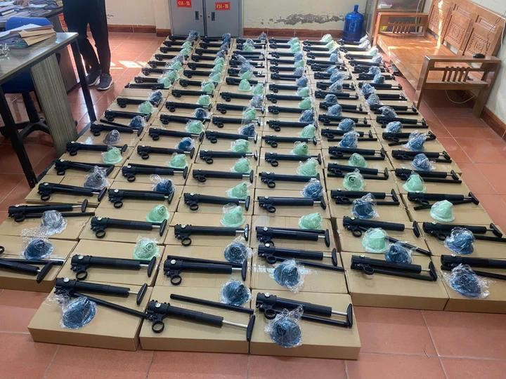 Kiểm tra kho hàng ở Lạng Sơn thu giữ súng quân dụng nguy hiểm từ linh kiện giả mạo - Ảnh 1.