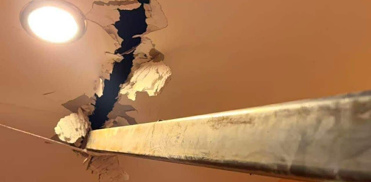 Cẩu ở công trường xây dựng làm rơi thanh thép, xuyên thủng nhà dân - Ảnh 1.