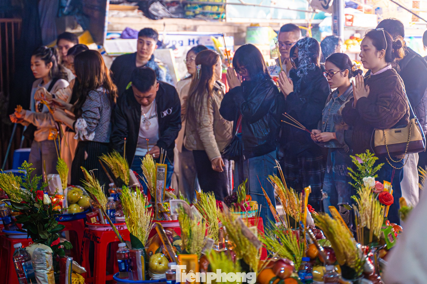 Dòng người đổ về phủ Tây Hồ lễ tạ rằm tháng Chạp lúc rạng sáng - Ảnh 7.