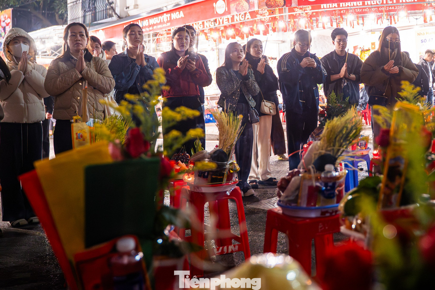 Dòng người đổ về phủ Tây Hồ lễ tạ rằm tháng Chạp lúc rạng sáng - Ảnh 10.