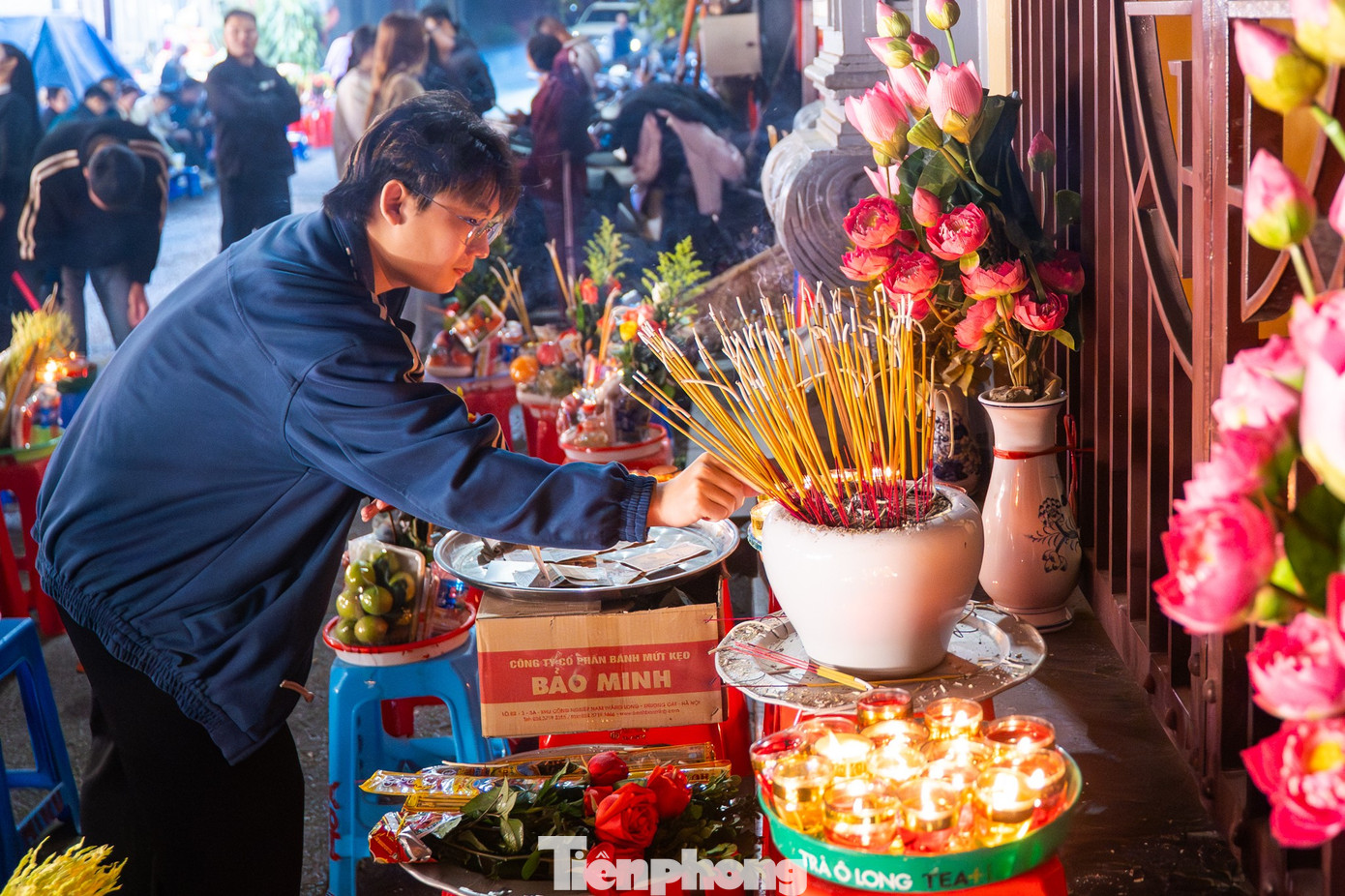 Dòng người đổ về phủ Tây Hồ lễ tạ rằm tháng Chạp lúc rạng sáng - Ảnh 12.