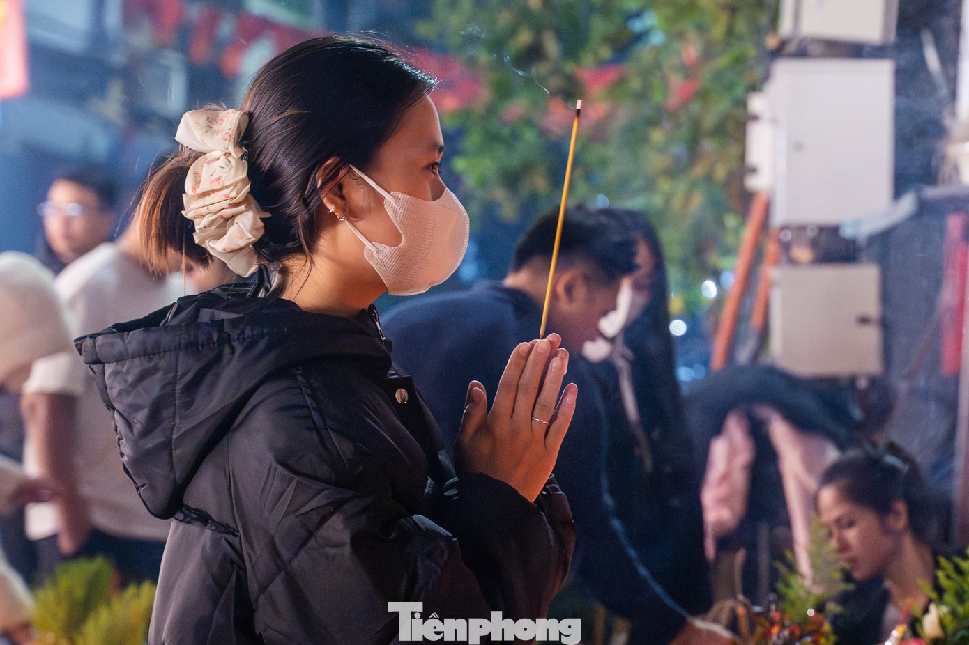 Dòng người đổ về phủ Tây Hồ lễ tạ rằm tháng Chạp lúc rạng sáng - Ảnh 11.