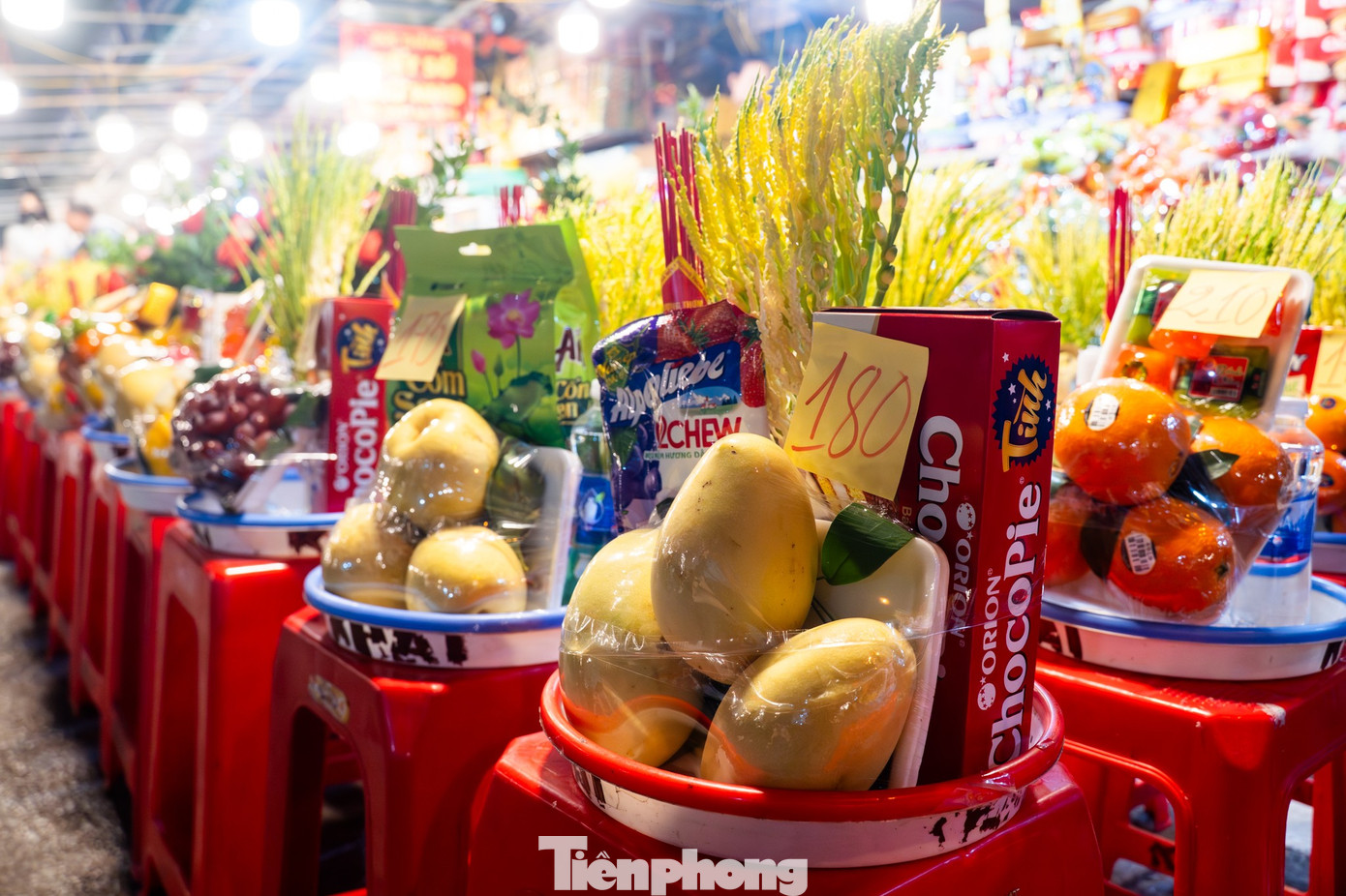 Dòng người đổ về phủ Tây Hồ lễ tạ rằm tháng Chạp lúc rạng sáng - Ảnh 5.