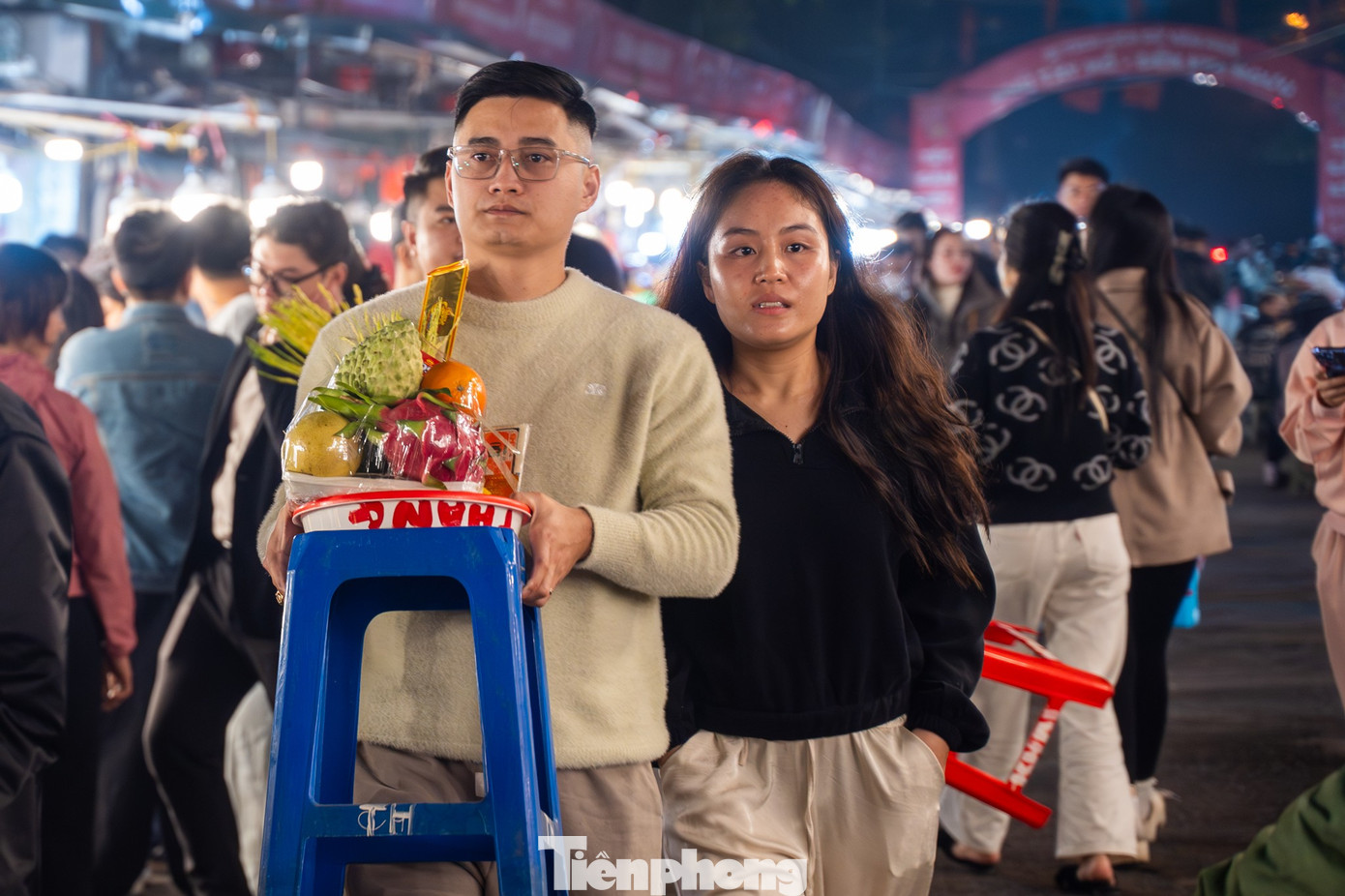 Dòng người đổ về phủ Tây Hồ lễ tạ rằm tháng Chạp lúc rạng sáng - Ảnh 4.