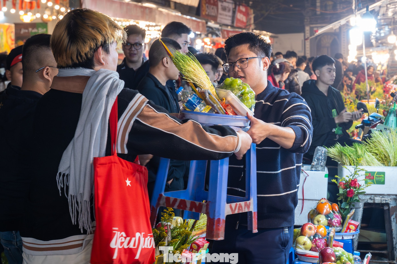 Dòng người đổ về phủ Tây Hồ lễ tạ rằm tháng Chạp lúc rạng sáng - Ảnh 3.