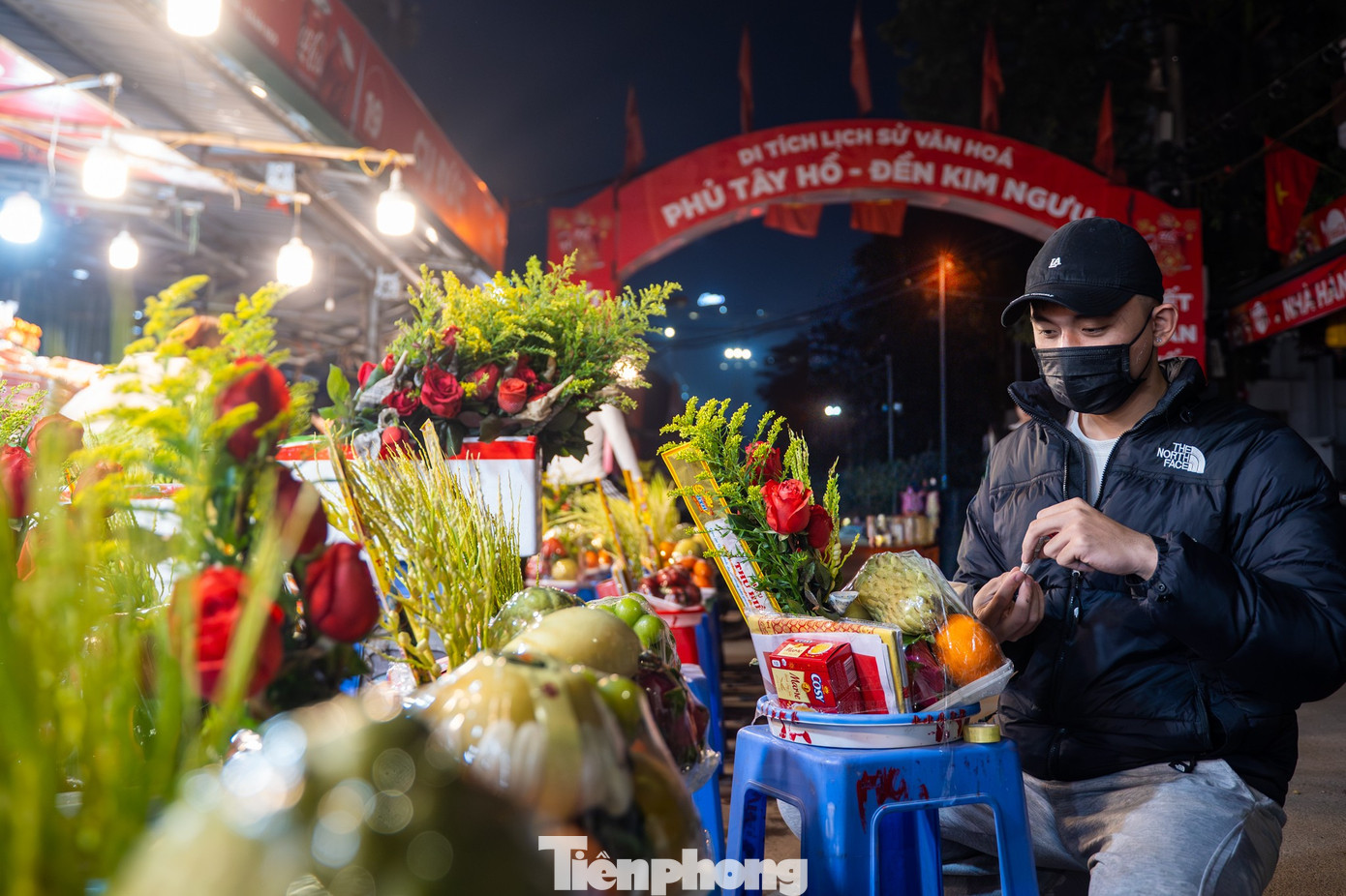 Dòng người đổ về phủ Tây Hồ lễ tạ rằm tháng Chạp lúc rạng sáng - Ảnh 15.