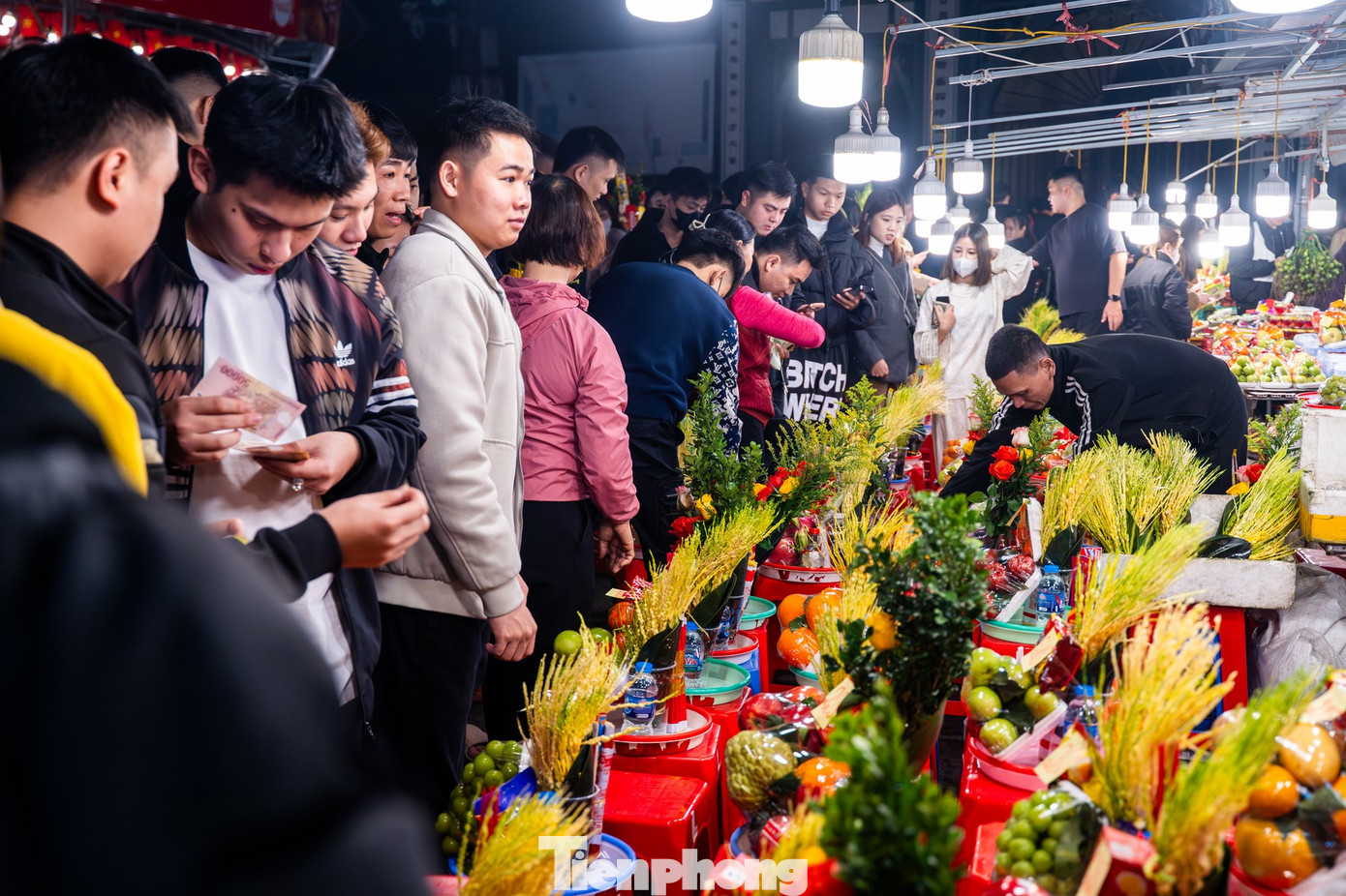 Dòng người đổ về phủ Tây Hồ lễ tạ rằm tháng Chạp lúc rạng sáng - Ảnh 2.