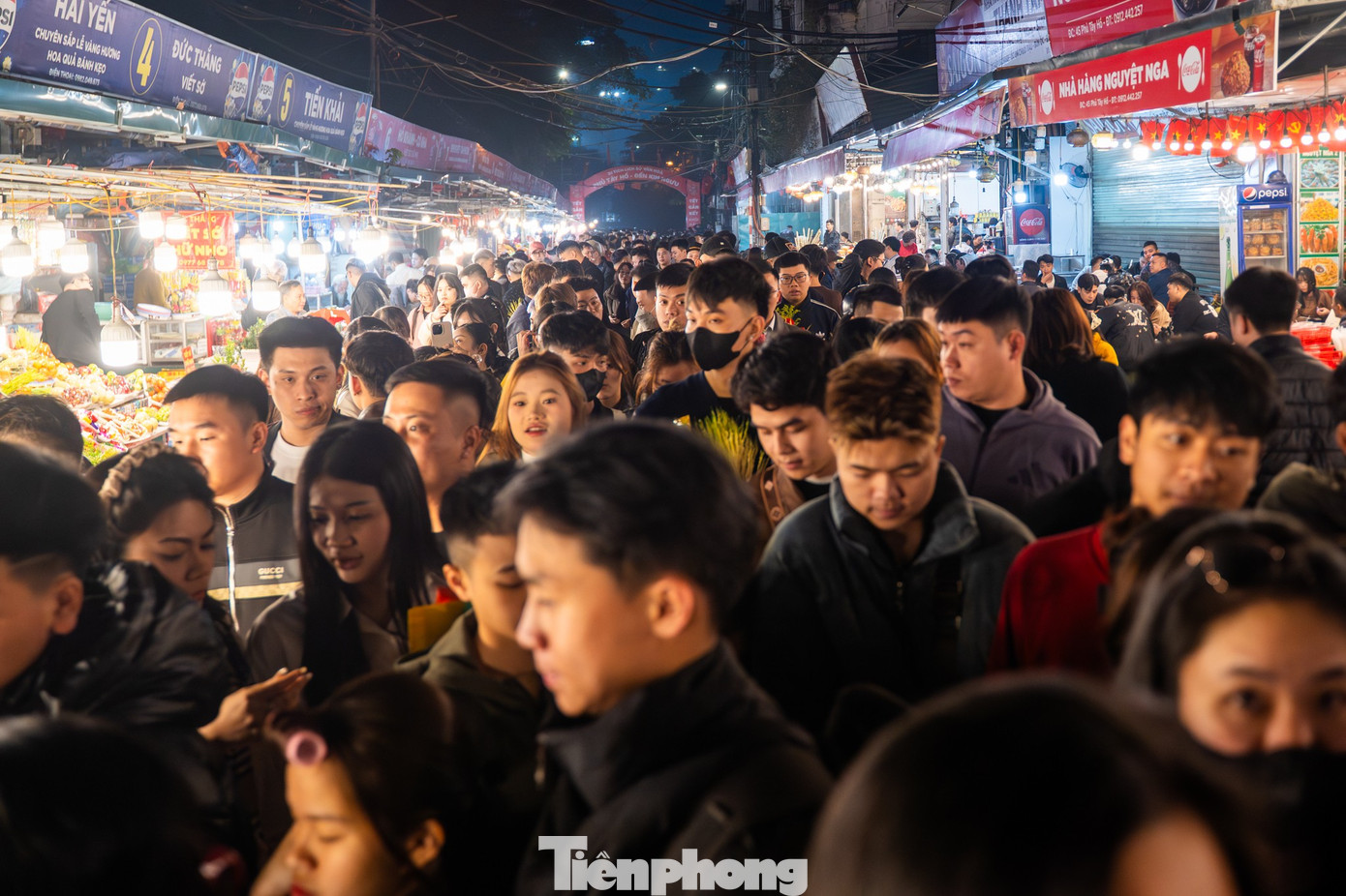 Dòng người đổ về phủ Tây Hồ lễ tạ rằm tháng Chạp lúc rạng sáng - Ảnh 13.