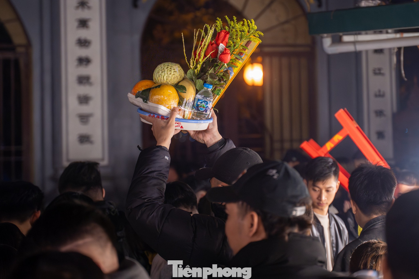 Dòng người đổ về phủ Tây Hồ lễ tạ rằm tháng Chạp lúc rạng sáng - Ảnh 14.