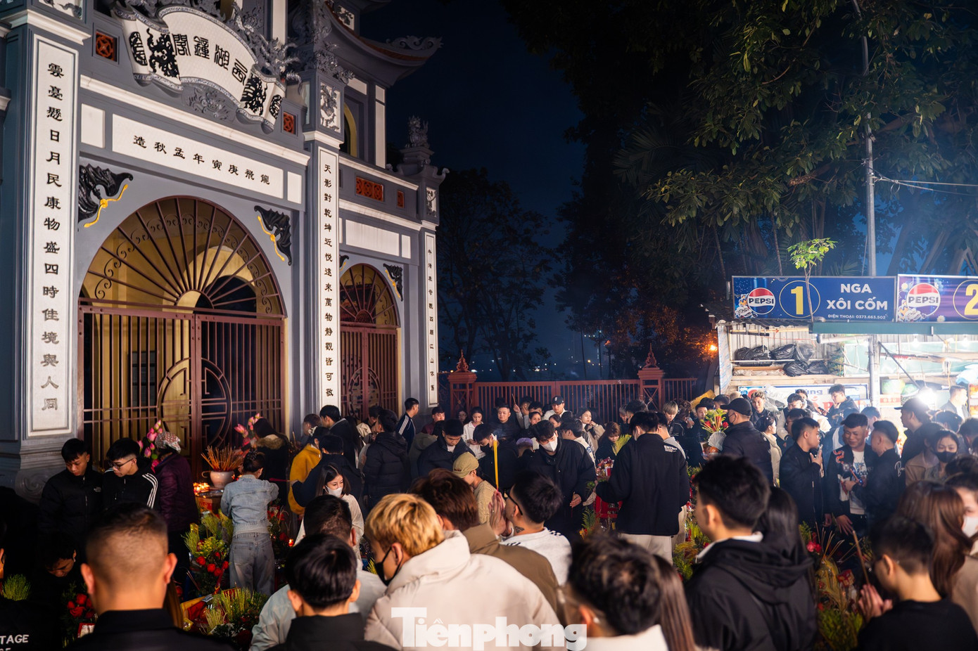 Dòng người đổ về phủ Tây Hồ lễ tạ rằm tháng Chạp lúc rạng sáng - Ảnh 17.