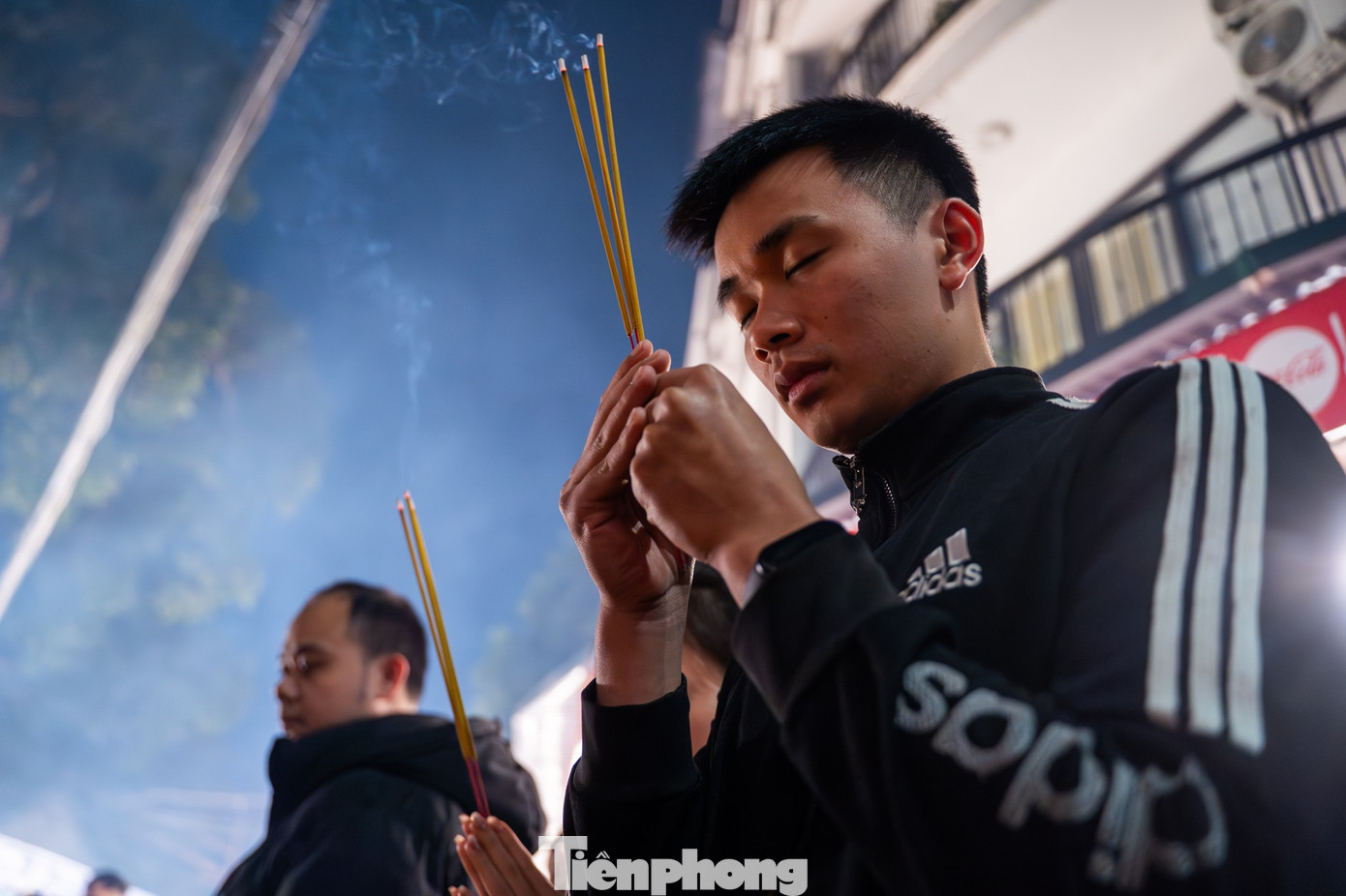 Dòng người đổ về phủ Tây Hồ lễ tạ rằm tháng Chạp lúc rạng sáng - Ảnh 9.