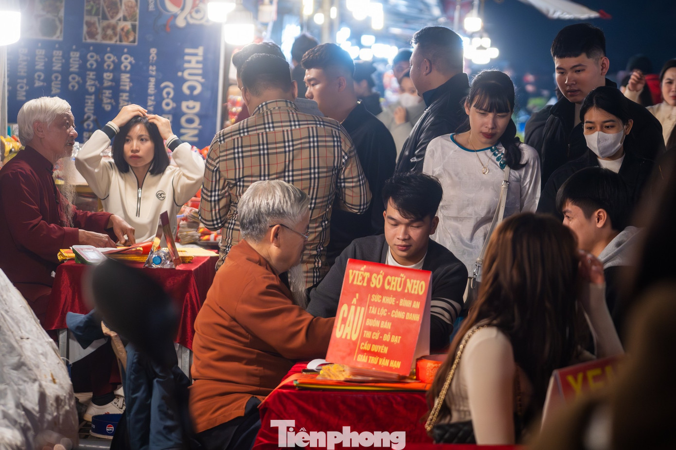 Dòng người đổ về phủ Tây Hồ lễ tạ rằm tháng Chạp lúc rạng sáng - Ảnh 16.