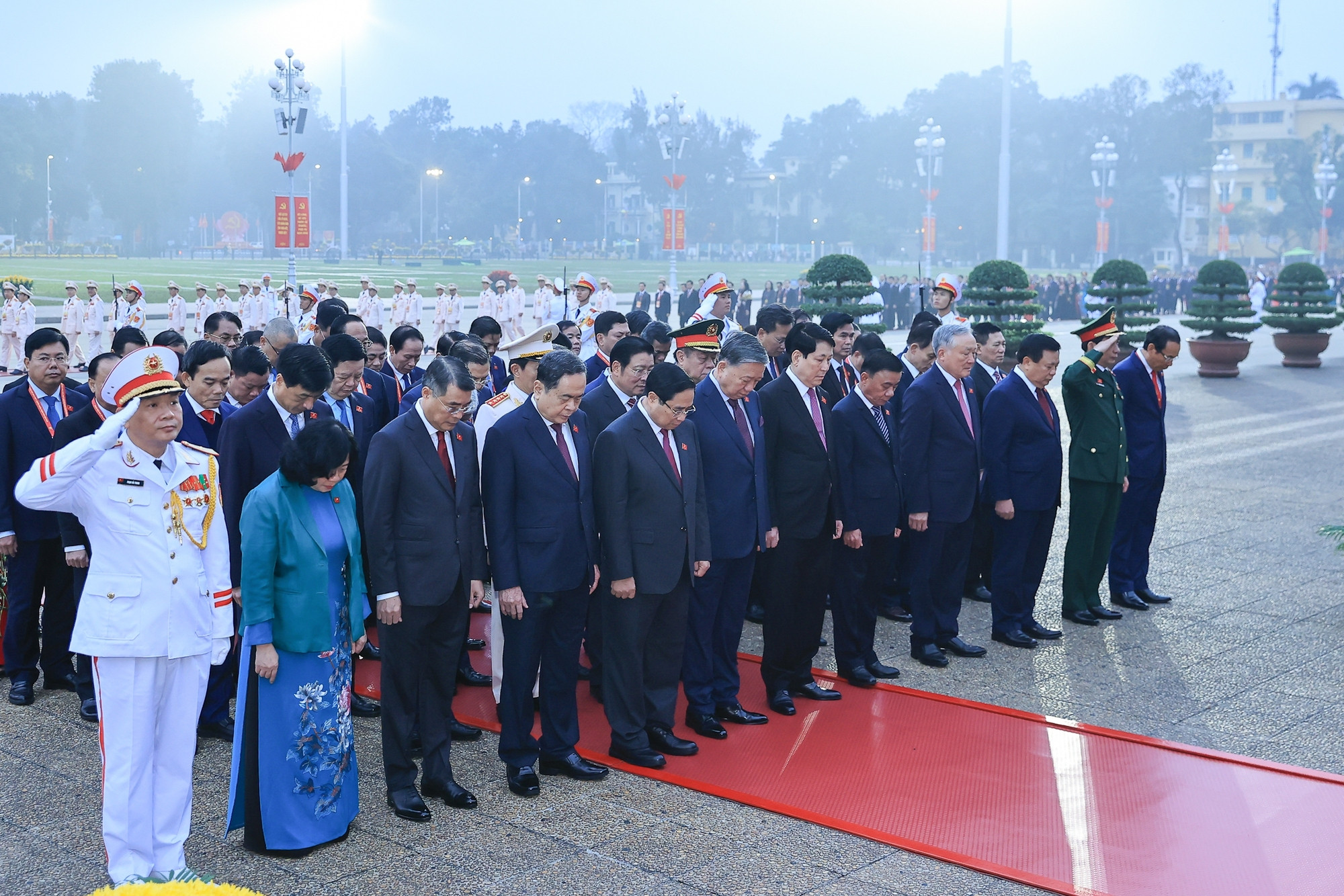 Đại biểu dự Đại hội XIV của Đảng viếng Chủ tịch Hồ Chí Minh tại Lăng - Ảnh 2.