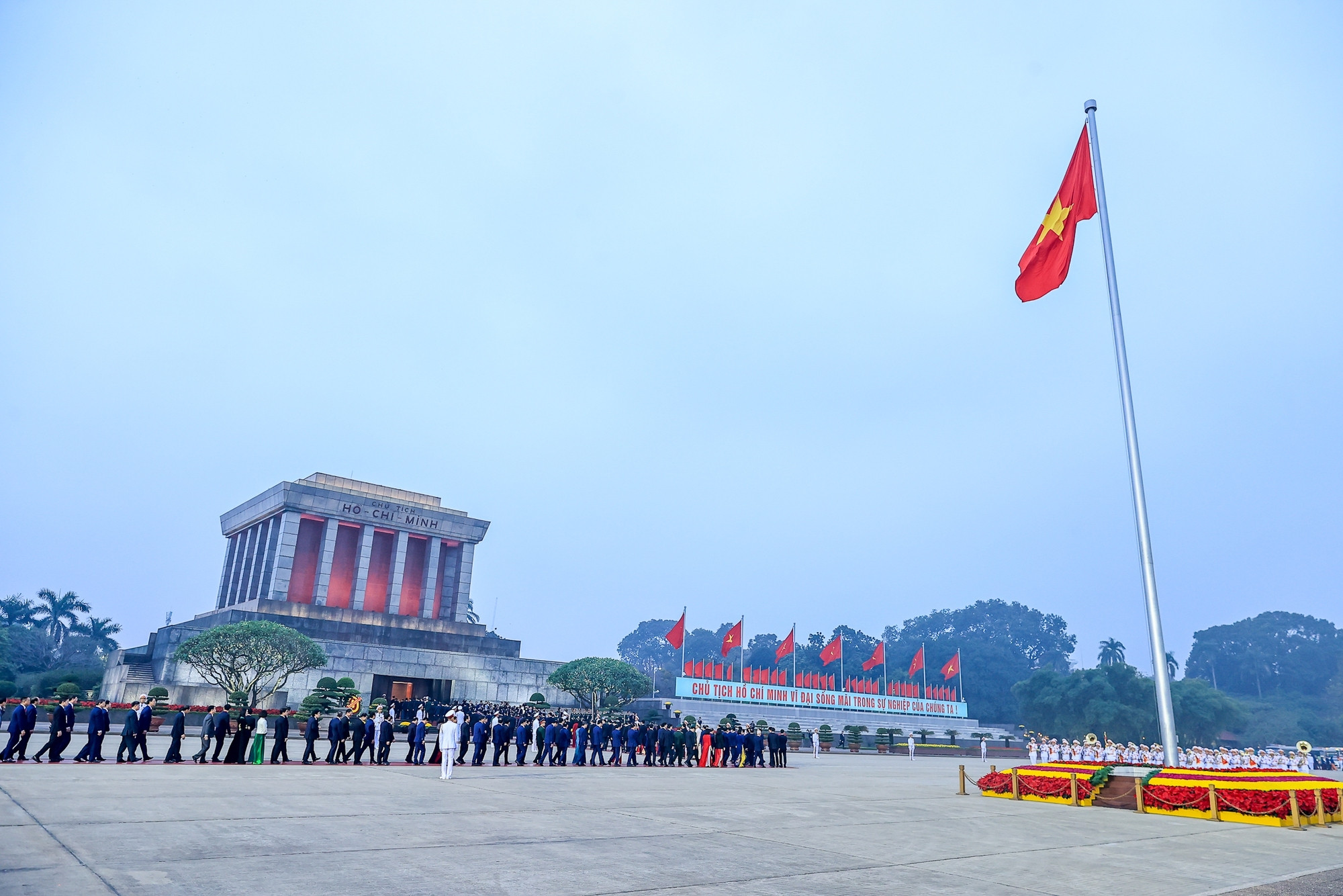 Đại biểu dự Đại hội XIV của Đảng viếng Chủ tịch Hồ Chí Minh tại Lăng - Ảnh 4.