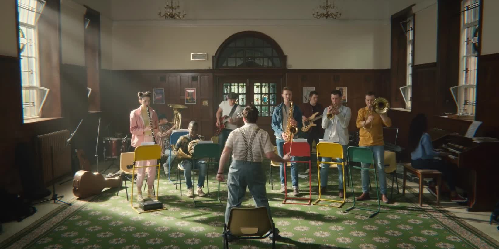 Xem phim Sex Education, t&ocirc;i nhớ lần bố n&eacute;m đ&ocirc;i d&eacute;p v&agrave;o tường: Từ đ&oacute; t&ocirc;i học c&aacute;ch im lặng thay v&igrave; n&oacute;i ra- Ảnh 1.