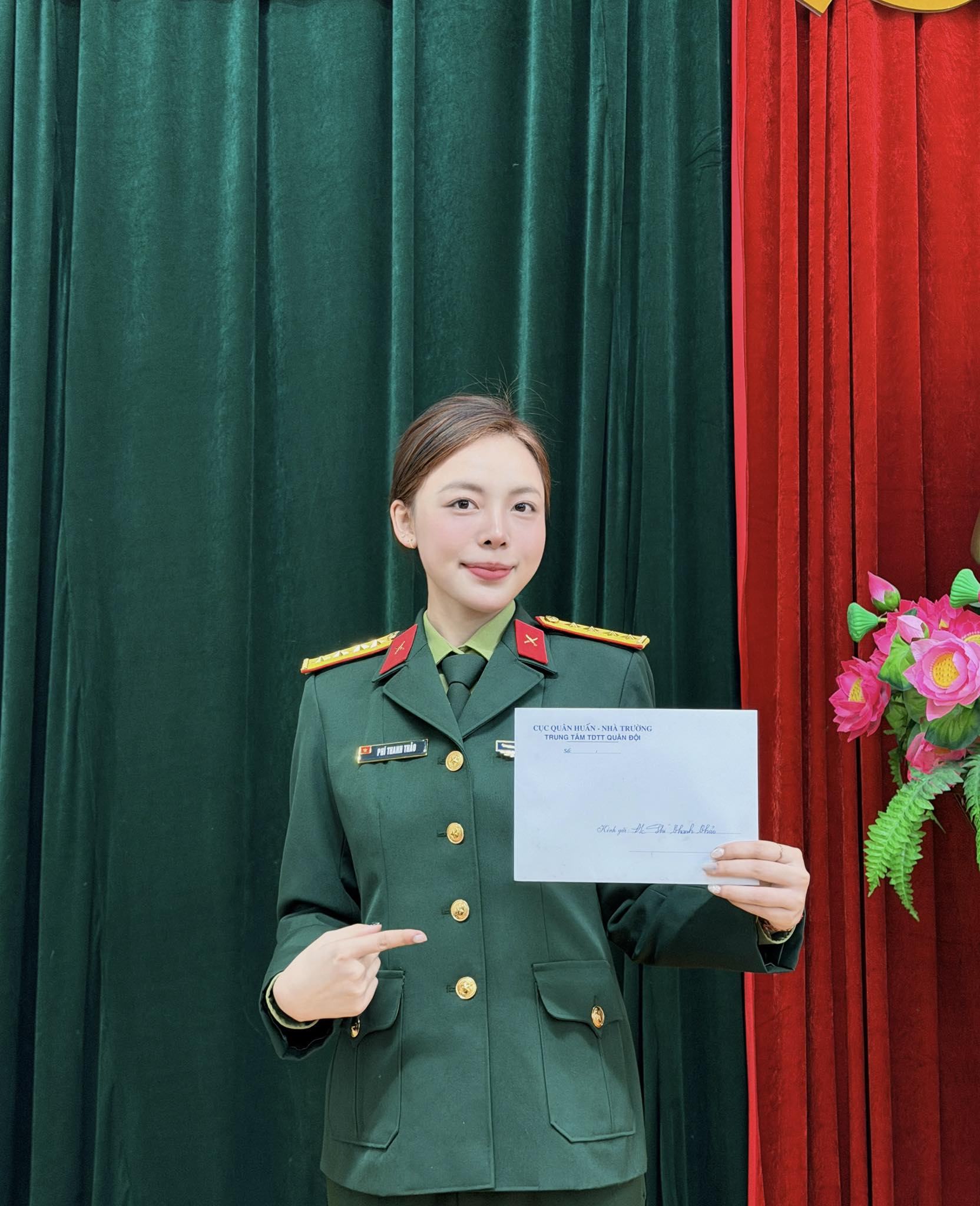 Hotgirl bắn súng Phí Thanh Thảo đón 2026 rực rỡ: Khoe hàm Đại uý, Lý Đức hứa "ra mắt", Đình Bắc tích cực "đẩy thuyền" - Ảnh 1. Hotgirl bắn súng Phí Thanh Thảo đón 2026 rực rỡ: Khoe hàm Đại uý, Lý Đức hứa "ra mắt", Đình Bắc tích cực "đẩy thuyền" - Ảnh 1.