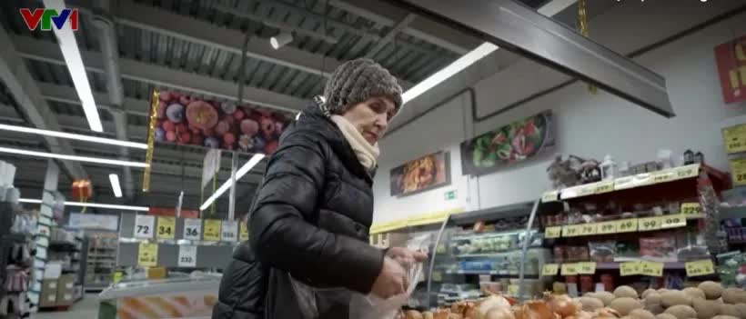 Người Nga &ldquo;thắt lưng buộc bụng&rdquo; dịp năm mới - Ảnh 1.