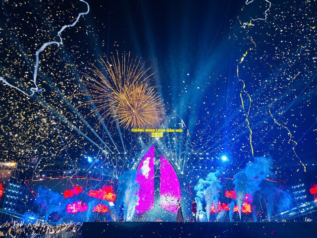 380.000 người &ugrave;n &ugrave;n đổ về trong 2 ng&agrave;y, một địa phương c&aacute;ch H&agrave; Nội hơn 100km tha hồ "hốt bạc" - Ảnh 1.