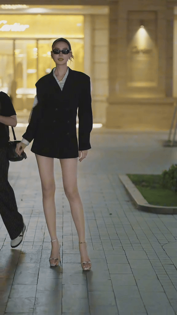 Khung h&igrave;nh g&acirc;y n&aacute;o loạn đầu năm của Hoa hậu cao nhất Việt Nam v&agrave; nhạc sĩ Nguyễn Văn Chung- Ảnh 6.