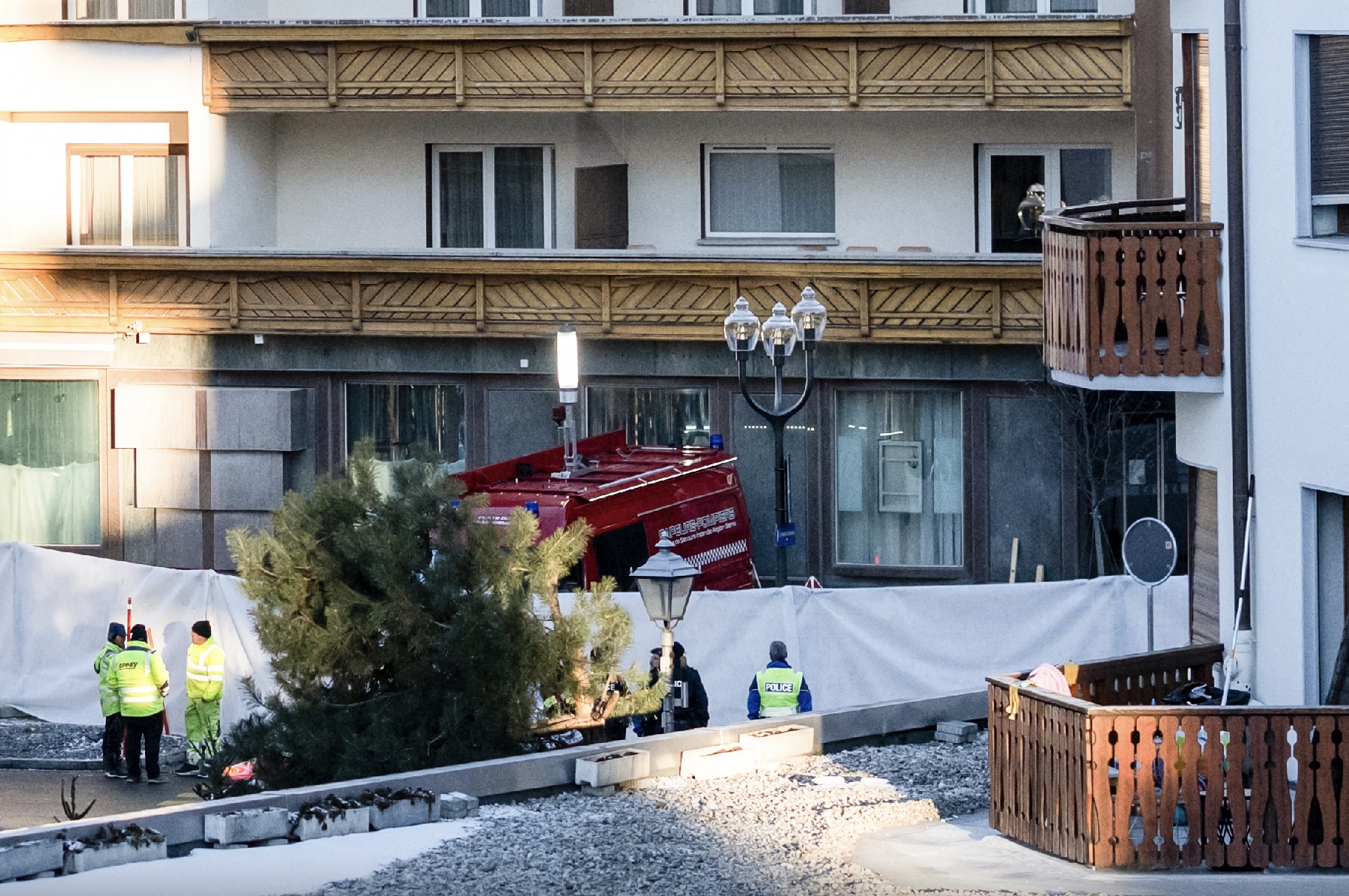 Việt Nam triển khai bảo hộ c&ocirc;ng d&acirc;n sau vụ ch&aacute;y qu&aacute;n bar ở Thụy Sĩ- Ảnh 1.