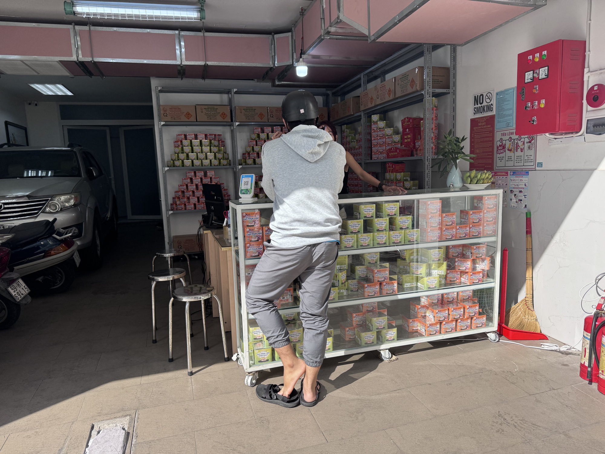 Thị trường ph&aacute;o hoa Tết bắt đầu n&oacute;ng, gi&aacute; tăng 50.000 - 100.000 đồng/hộp - Ảnh 2.