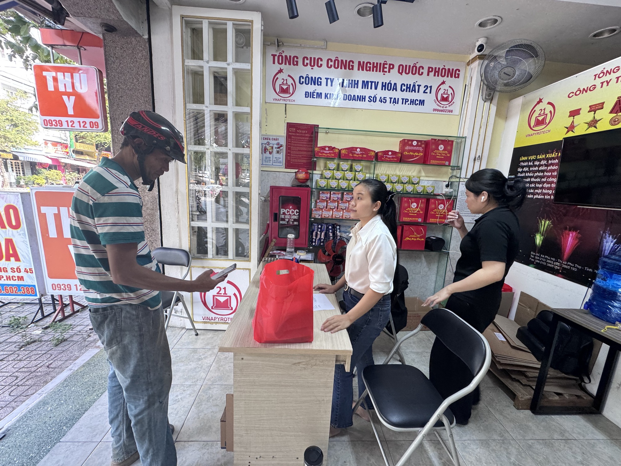 Thị trường ph&aacute;o hoa Tết bắt đầu n&oacute;ng, gi&aacute; tăng 50.000 - 100.000 đồng/hộp - Ảnh 1.