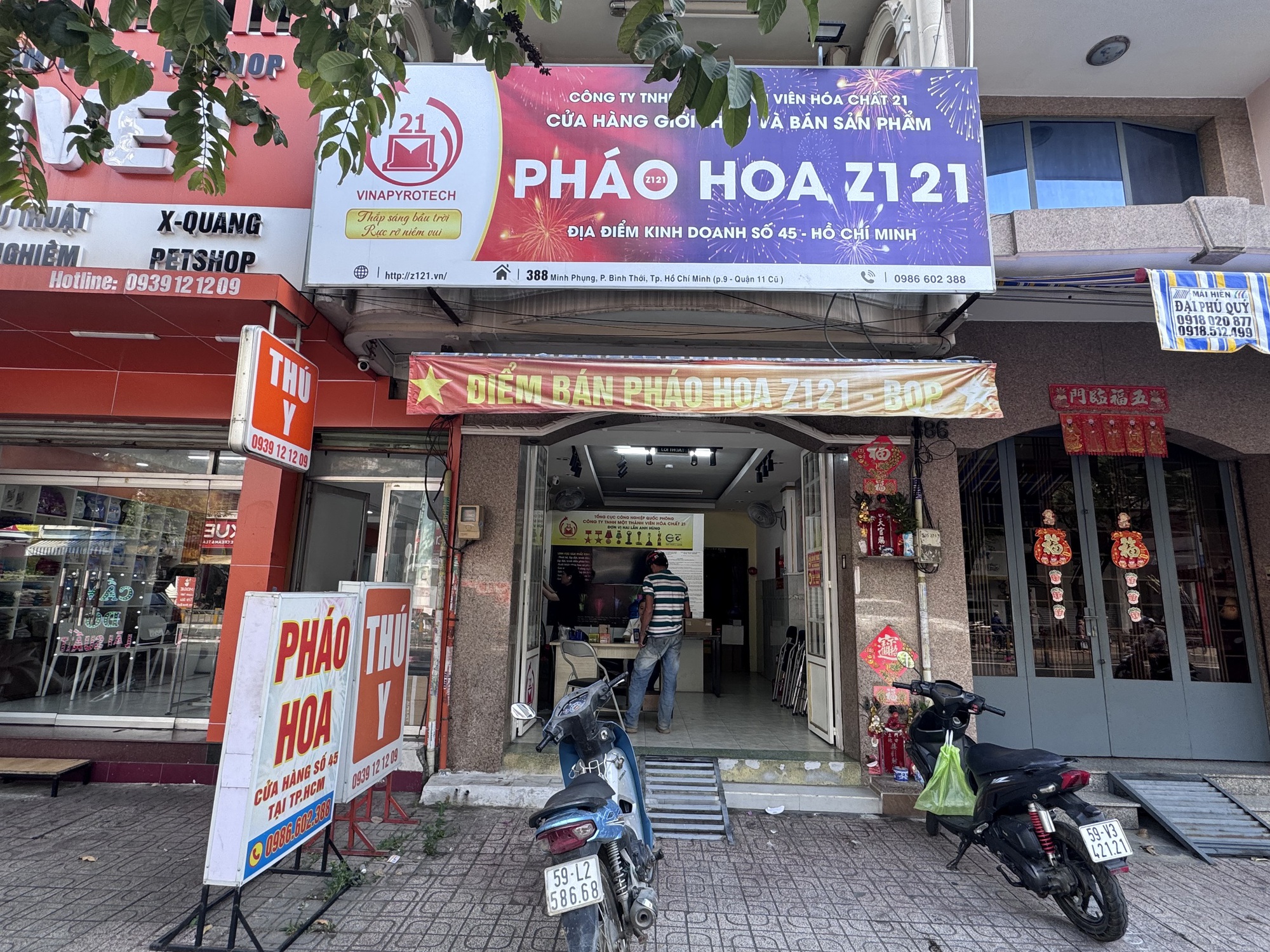 Thị trường ph&aacute;o hoa Tết bắt đầu n&oacute;ng, gi&aacute; tăng 50.000 - 100.000 đồng/hộp - Ảnh 3.