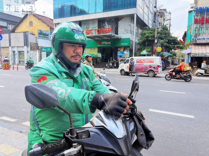 Làm việc xuyên Tết Dương lịch để có thêm thu nhập, bớt lo chi tiêu - Ảnh 1.
