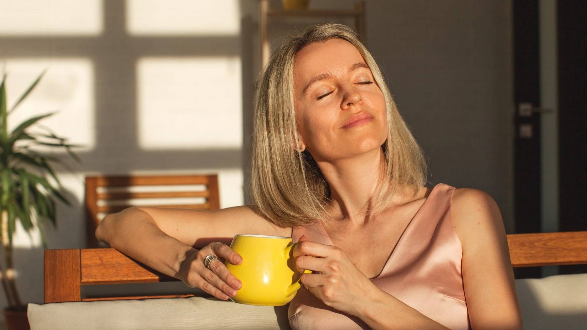 Hạnh phúc sau tuổi 40: Những điều đơn giản làm thay đổi cuộc sống - Ảnh 3.