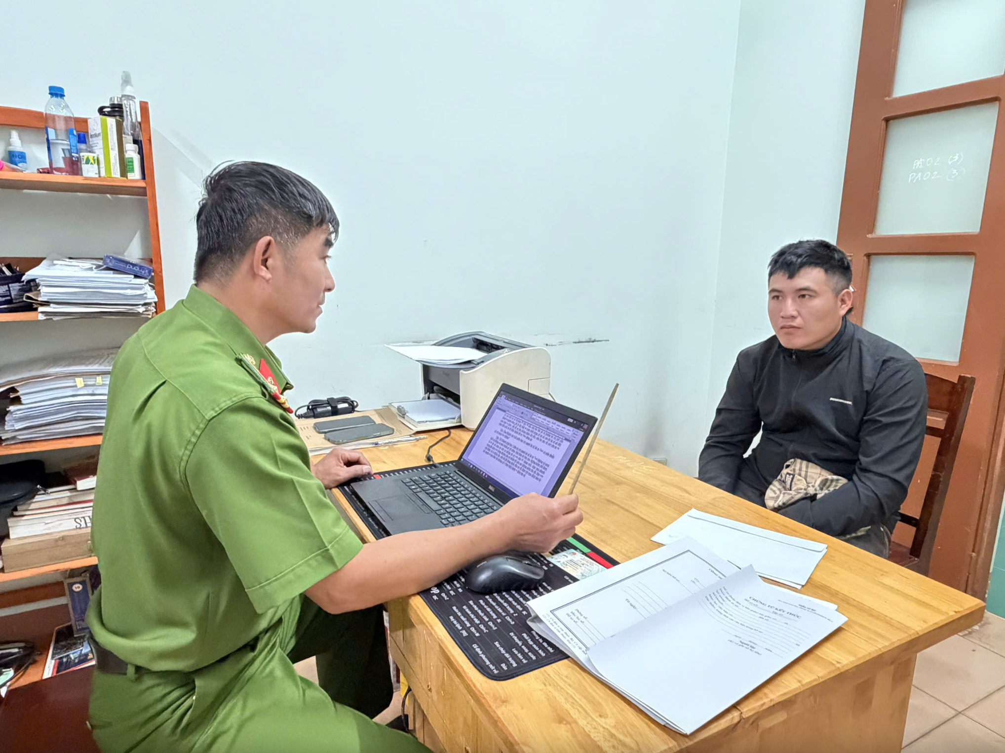 Vụ đối tượng dùng đũa đâm tài xế đang lái xe: Nguyên nhân bất ngờ - Ảnh 1.