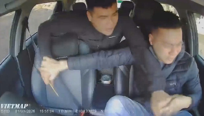 R&ugrave;ng m&igrave;nh clip h&agrave;nh kh&aacute;ch đ&acirc;m t&agrave;i xế đang l&aacute;i xe giữa đường phố Đắk Lắk - Ảnh 1.