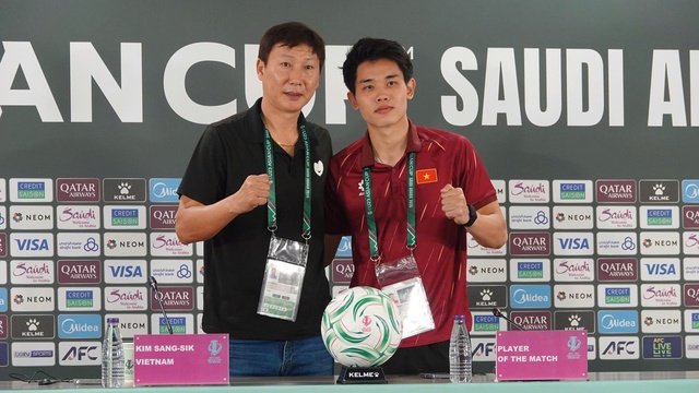 HLV Kim Sang-sik ăn sáng với Phở kèm kim chi - Ảnh 2.