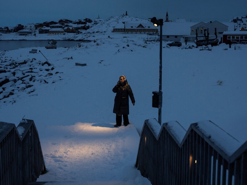 Ông Trump nói sẽ ổn hơn nếu thành người Mỹ, vì sao người Greenland chọn Đan Mạch chứ không chọn Mỹ? - Ảnh 1.