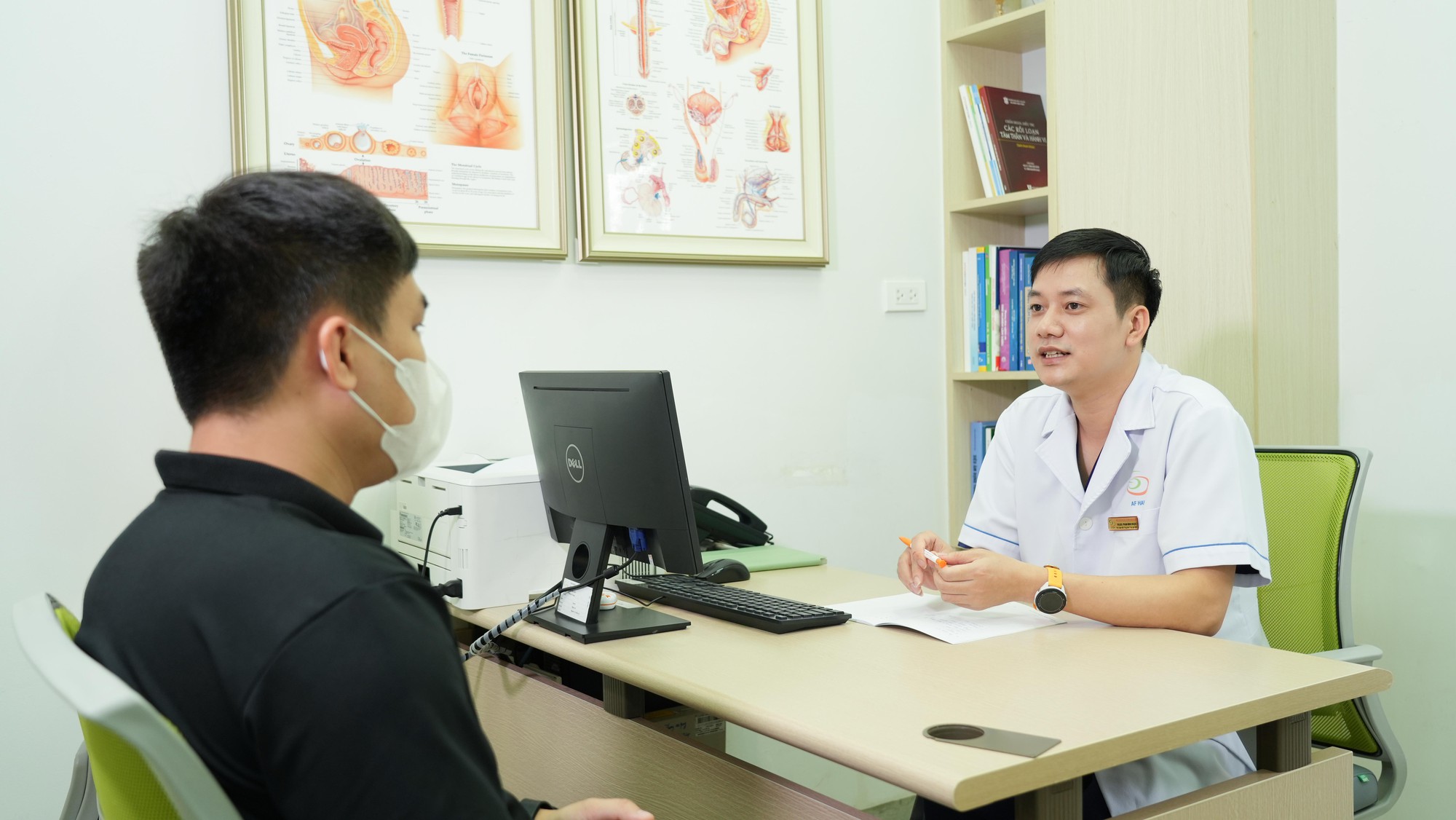 Sau bữa tất ni&ecirc;n 5 ng&agrave;y, ch&agrave;ng trai 27 tuổi tức tốc đi kh&aacute;m trong nỗi lo nhiễm HIV - Ảnh 1.