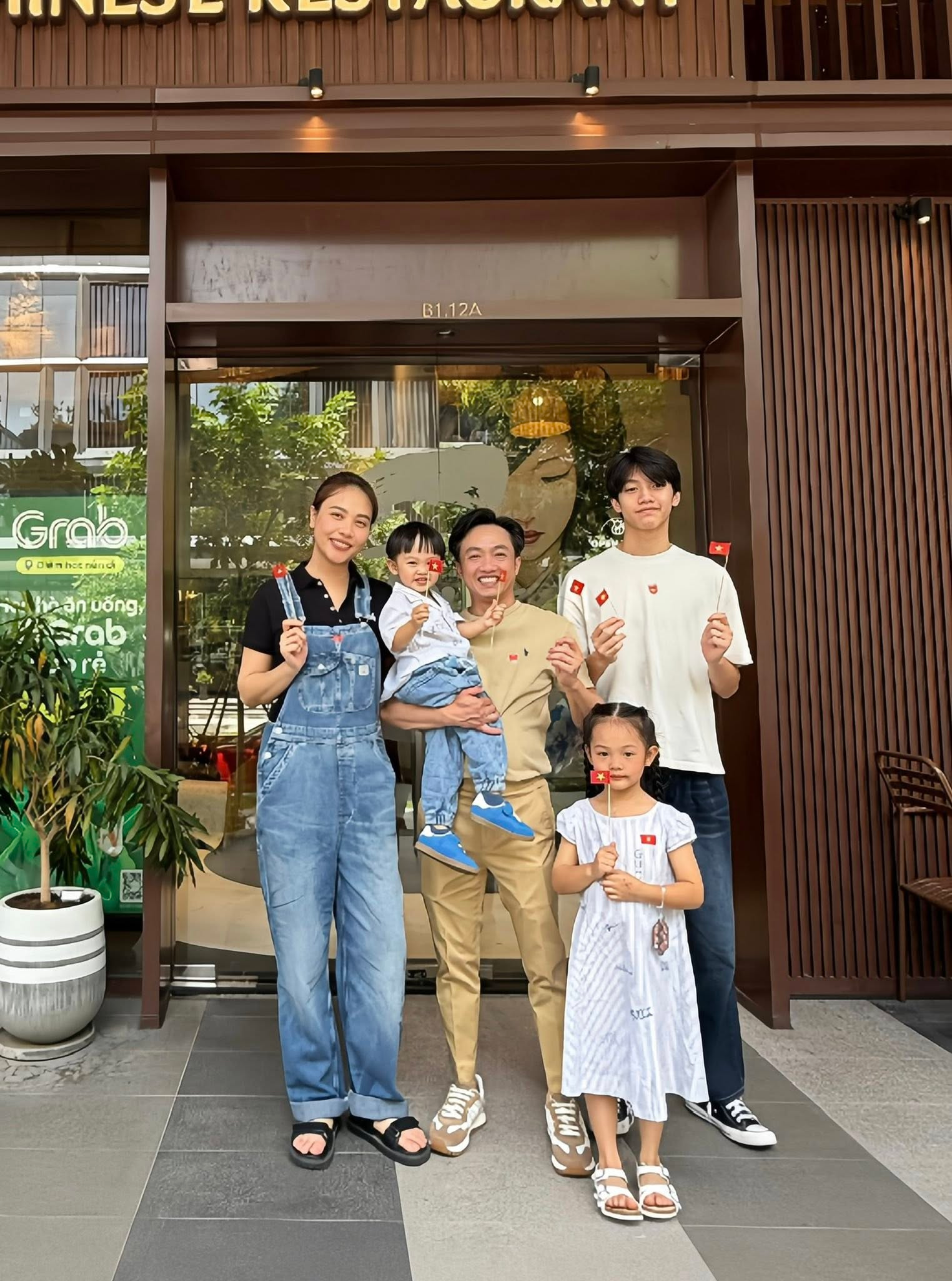 Subeo mới 15 tuổi đ&atilde; cao 1m8, hưởng trọn "gen cao kều" của mẹ: "Anh cả quốc d&acirc;n", cao lớn vững ch&atilde;i v&agrave; cực m&ecirc; chăm em - Ảnh 16.