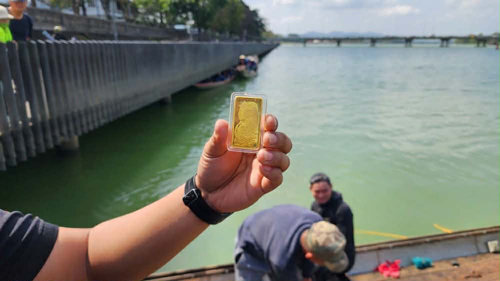 Vụ đánh rơi 2 cây vàng xuống sông Hương: Đã tìm thấy cả 2, chủ nhân lên tiếng - Ảnh 2.