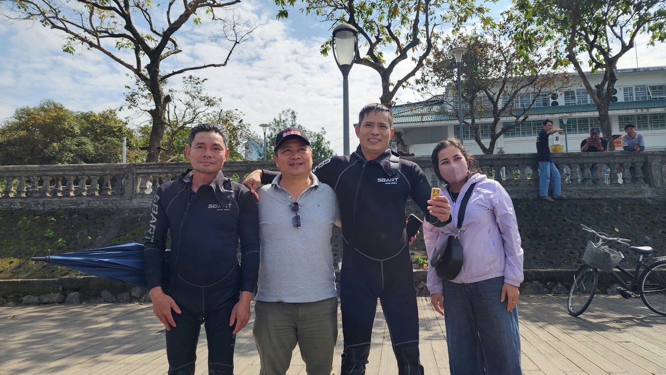 Vụ đánh rơi 2 cây vàng xuống sông Hương: Đã tìm thấy cả 2, chủ nhân lên tiếng - Ảnh 1.