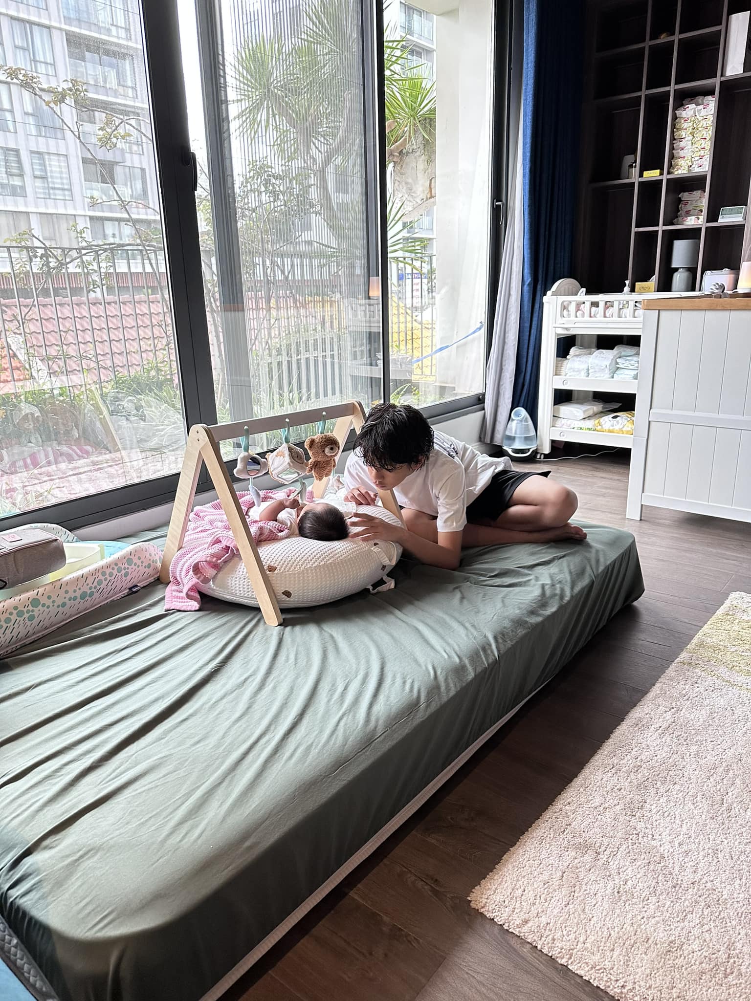 Subeo mới 15 tuổi đ&atilde; cao 1m8, hưởng trọn "gen cao kều" của mẹ: "Anh cả quốc d&acirc;n", cao lớn vững ch&atilde;i v&agrave; cực m&ecirc; chăm em - Ảnh 12.