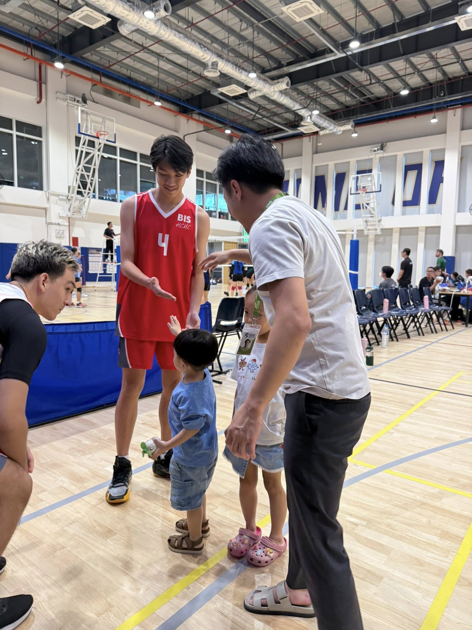 Subeo mới 15 tuổi đ&atilde; cao 1m8, hưởng trọn "gen cao kều" của mẹ: "Anh cả quốc d&acirc;n", cao lớn vững ch&atilde;i v&agrave; cực m&ecirc; chăm em - Ảnh 15.