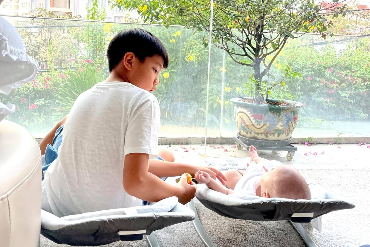 Subeo mới 15 tuổi đ&atilde; cao 1m8, hưởng trọn "gen cao kều" của mẹ: "Anh cả quốc d&acirc;n", cao lớn vững ch&atilde;i v&agrave; cực m&ecirc; chăm em - Ảnh 5.